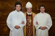 Monsignor Marco Brunetti con i seminaristi della Diocesi di Alba, Corrado e Maurizio.